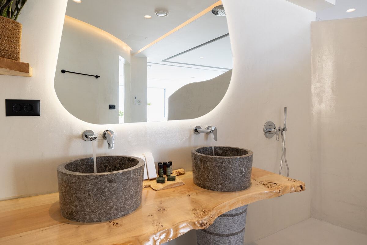 Acro Caldo Suites